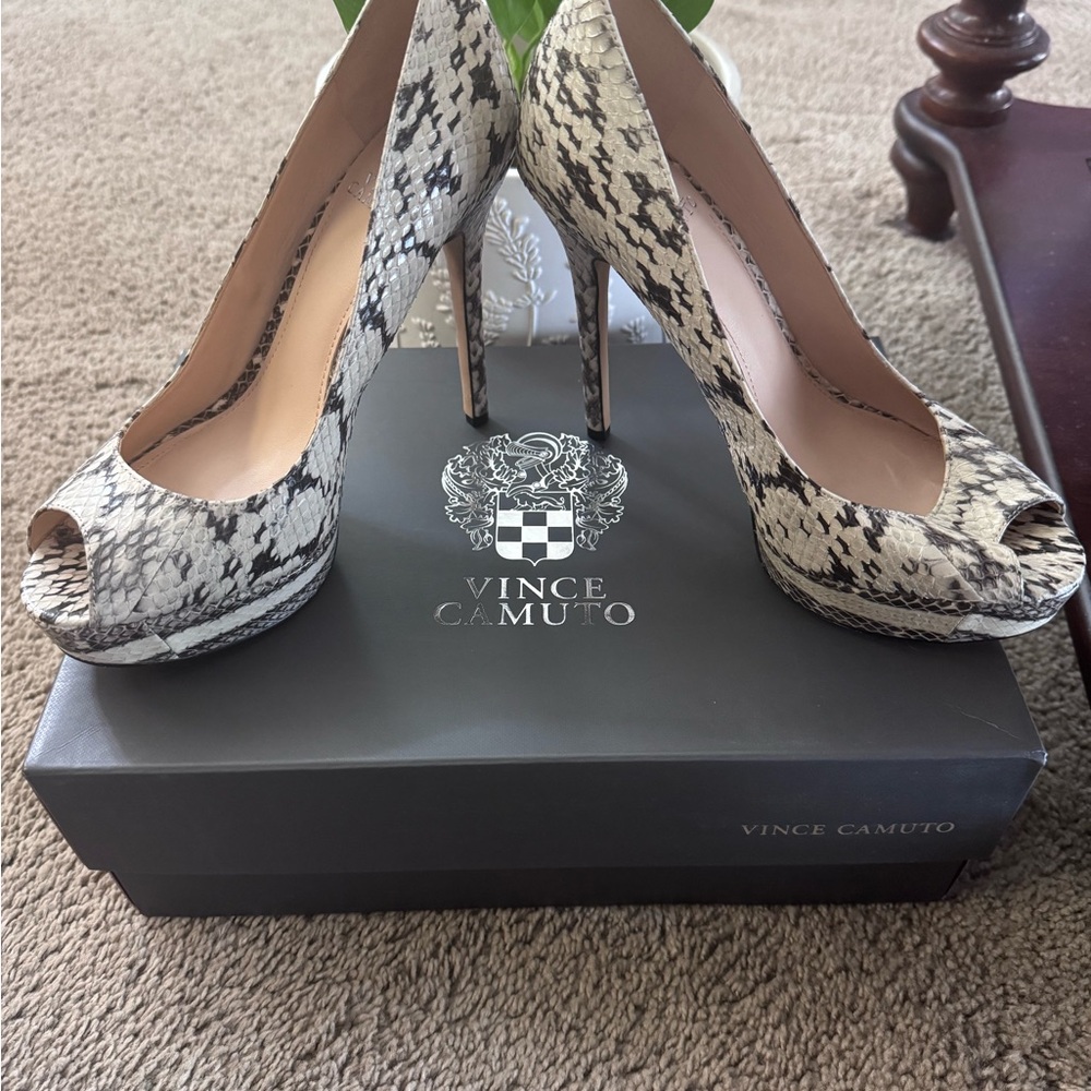 Brand NEW Vince Camuto Women's Snake-Print Peep Toe Pumps in Beige Black